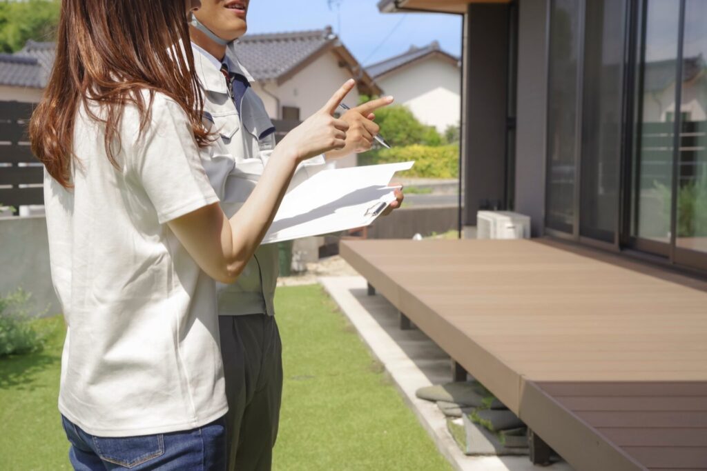 住宅の打ち合わせをする建築業者と女性