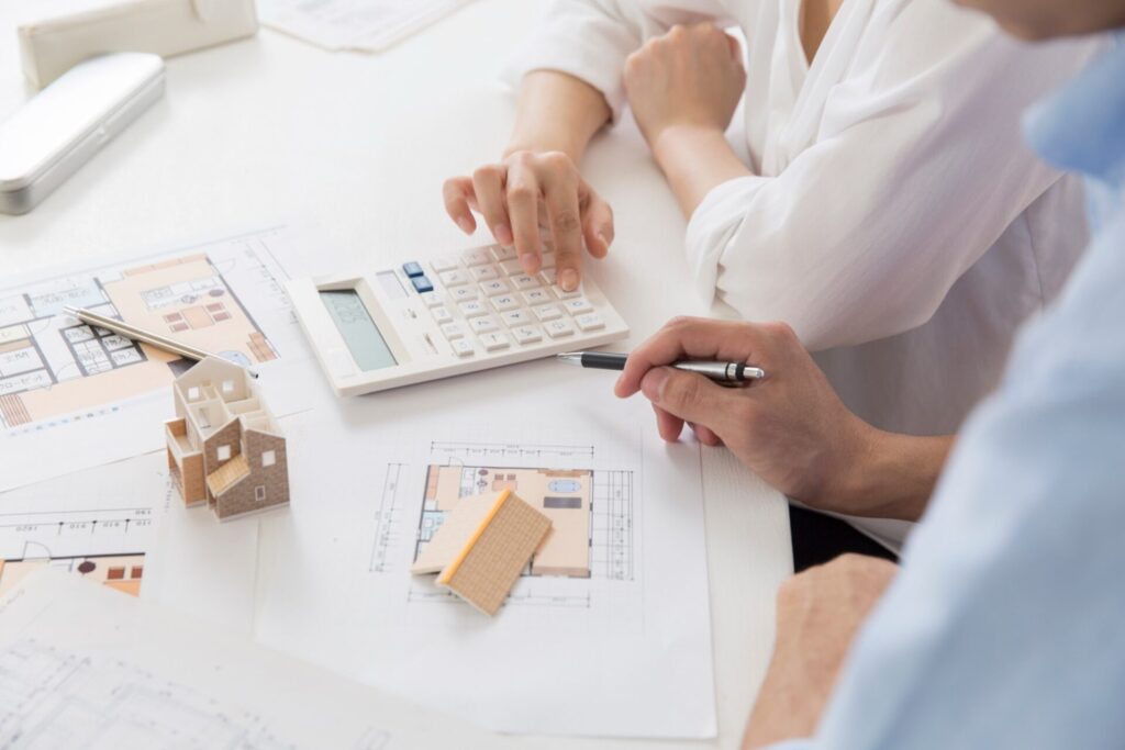 マイホーム購入を相談する日本人の若い夫婦