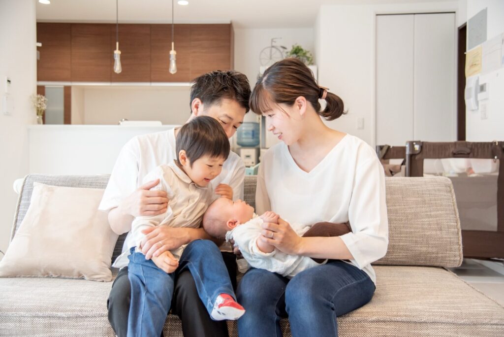 赤ちゃんのいる仲良し家族