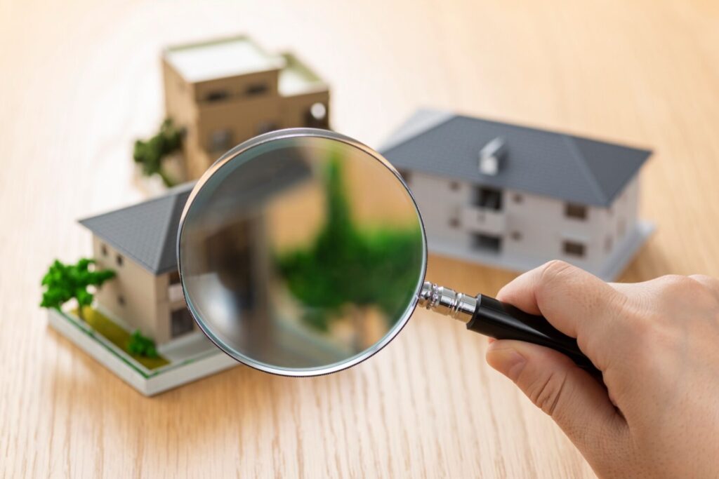 住宅を虫眼鏡で見極めるイメージ
