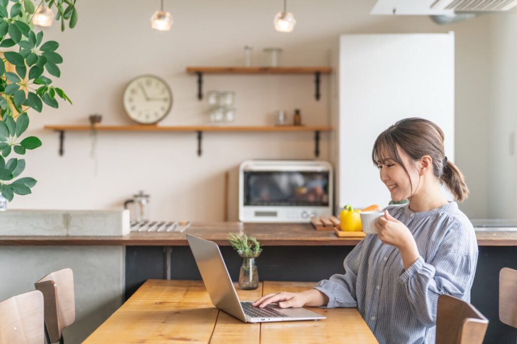 調べ物の疑問が晴れて安心する女性