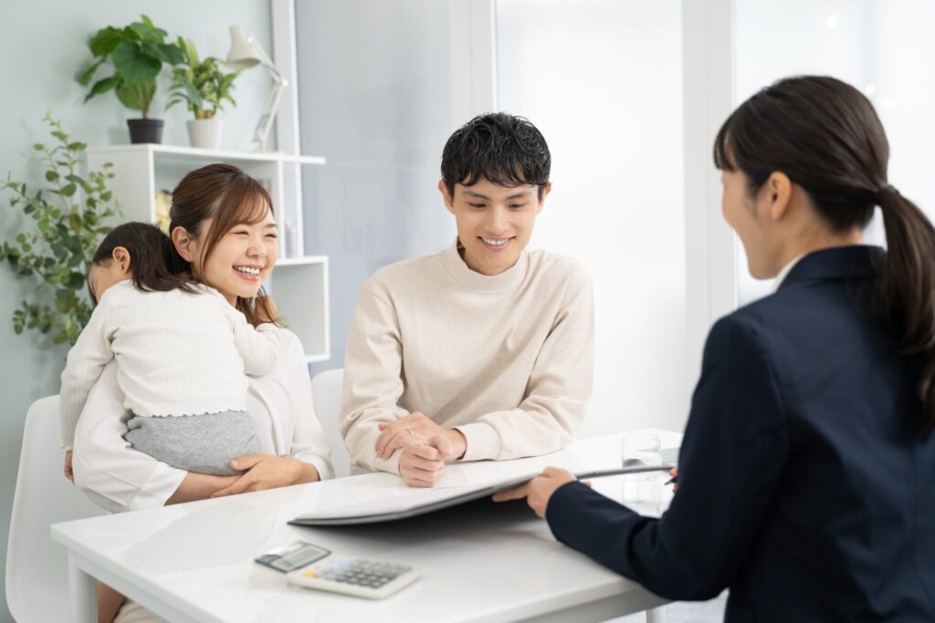 外壁の色を選ぶ家族と住宅会社スタッフ