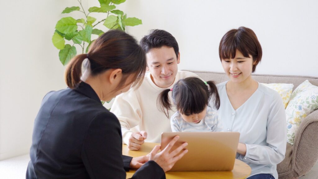 家づくりについて解説する住宅専門家の女性と顧客