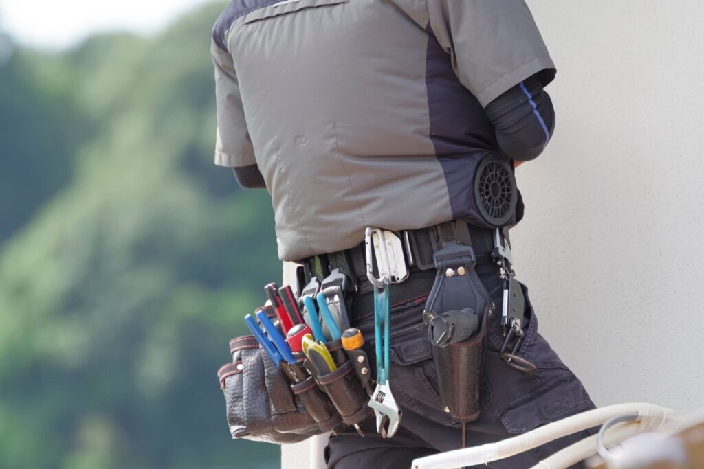 屋外で外壁などの工事を実施する作業員