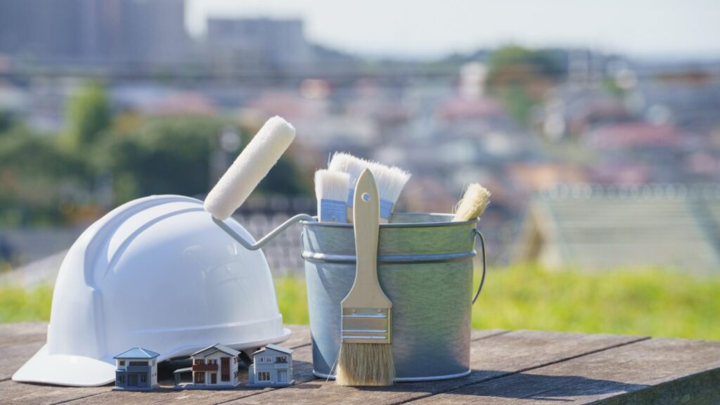 塗装道具とヘルメットと模型の家
